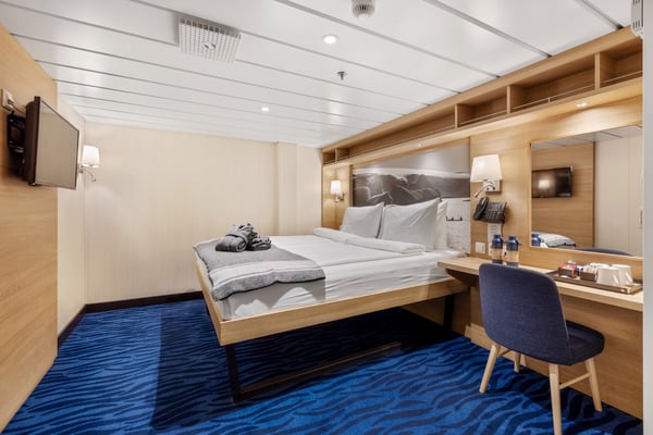 HX Hurtigruten Expeditions, MS Spitsbergen, Polar Inside K, Credit - Espen Mills 3